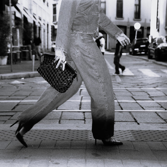 BOLSA ÍSIS WOVEN SHOULDER COURO TRESSÊ PEQUENE PRETA