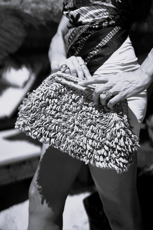 BOLSA POUCH FRANJA MÉDIA DE RÁFIA NATURAL