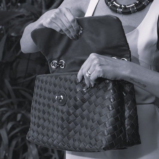 BOLSA HELLEN FLAP GLOSS PRETO ONIX TRESSÊ