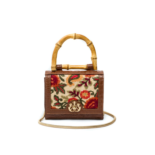 MINI BOLSA DIANA FLAP PALHA FIORI BORDADA E COURO FRIDA CARAMELO