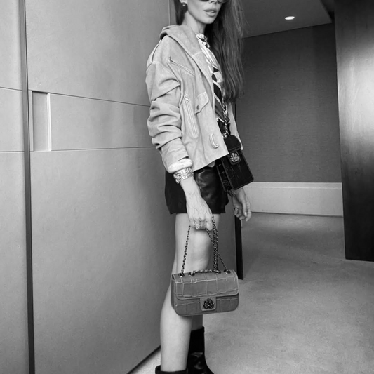 BOLSA BAGUETE ANNE PEQUENA COURO NEW CROCO PINHÃO OURO