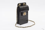 POUCH ANNE COM TAMPA EM COURO NEW CROCO PRETA OURO