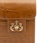 POUCH ANNE COM TAMPA EM COURO CAIMAN MEL OURO