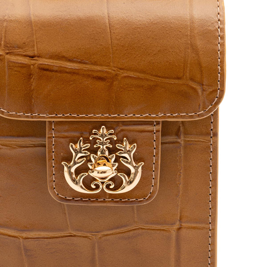 POUCH ANNE COM TAMPA EM COURO CAIMAN MEL OURO