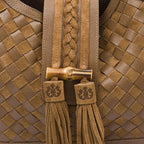 BOLSA HOBO TRESSÊ CAMURÇA CAVIAR AVELÃ