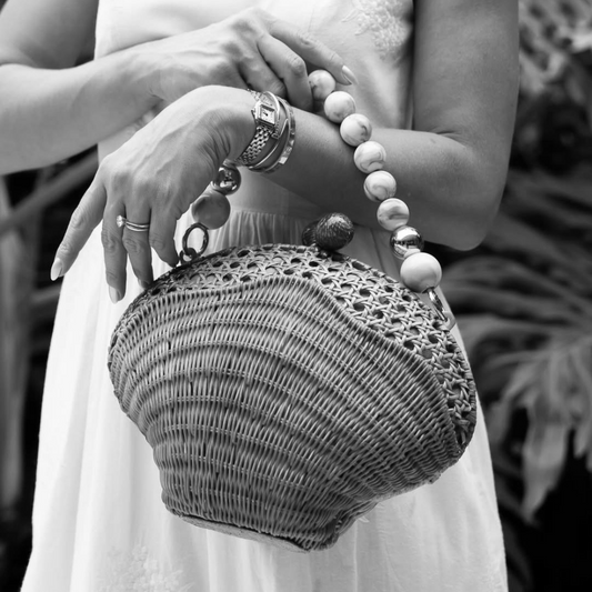 BOLSA CLUTCH CONCHA MÉDIA  PALHA SEXTAVADA RATTAN NATURAL