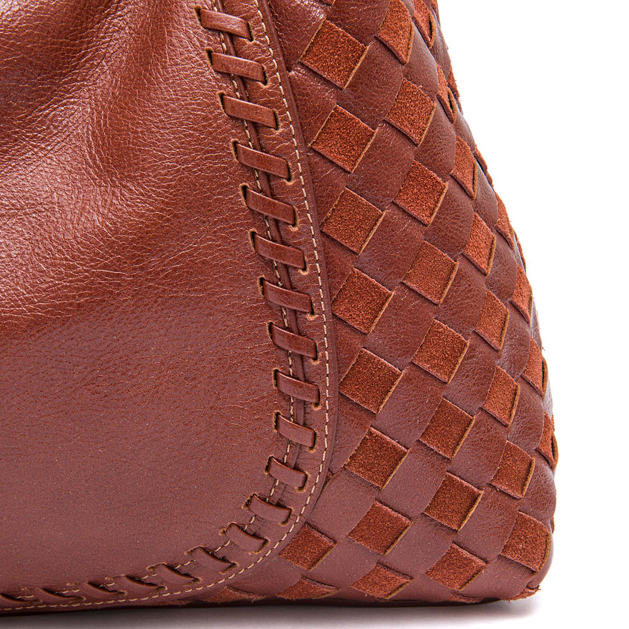 BOLSA ÍSIS WOVEN HOBO TRESSÊ MÉDIA COURO CANELA