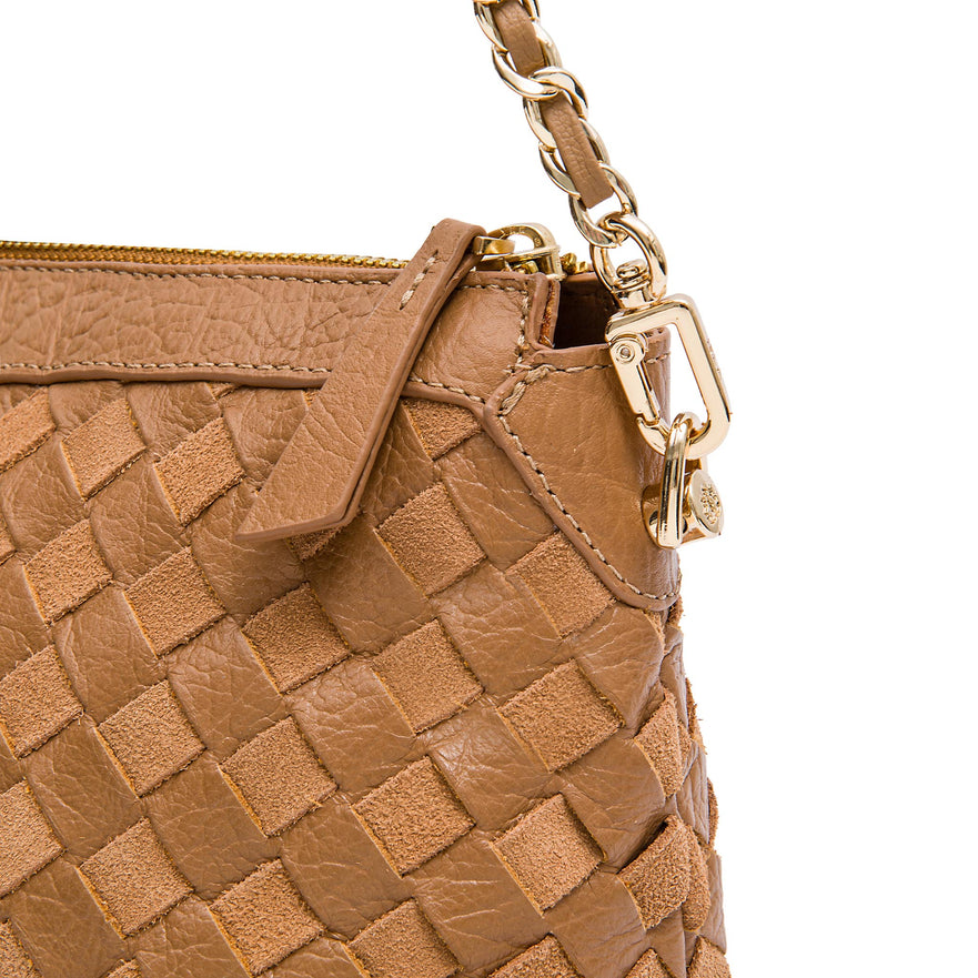 BOLSA ÍSIS WOVEN SHOULDER COURO TRESSÊ PEQUENE AMÊNDOA