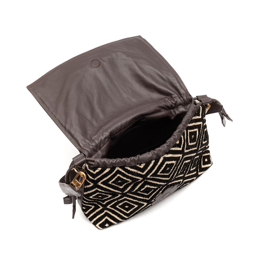 BOLSA FLAP TAPECARIA BORDADA