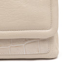 BOLSA PETRA FLAP MÉDIA MARSHMALLOW