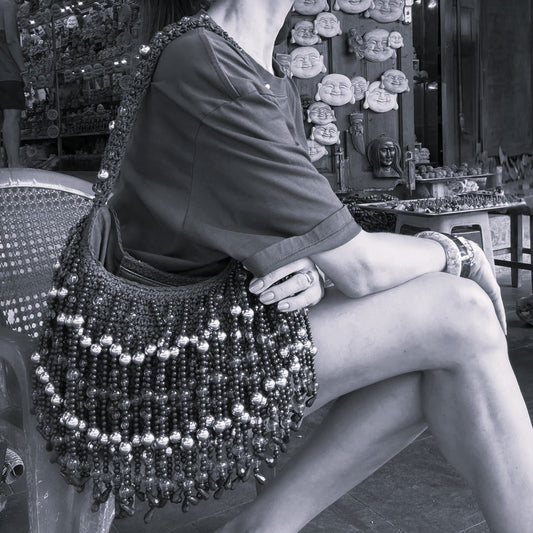 BOLSA HOBO HERA RÁFIA CONTAS EM RESINA CAFÉ